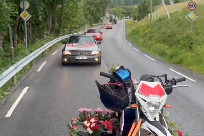 Vennane heidra Linus (17) med kortesje gjennom bygda