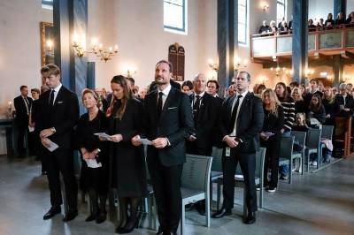 Kongefamilien inne i Asker kirke
