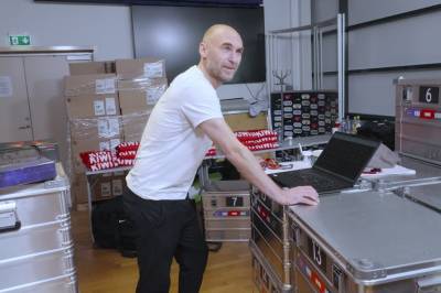 Sigurd har ansvaret for Norges stjernelast: Pakker over 1.000 landslagsdrakter til USA