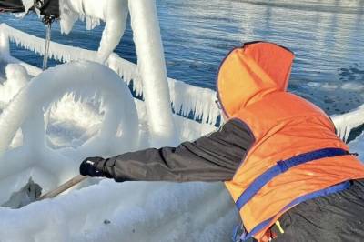 Båter iser ned og synker i havn