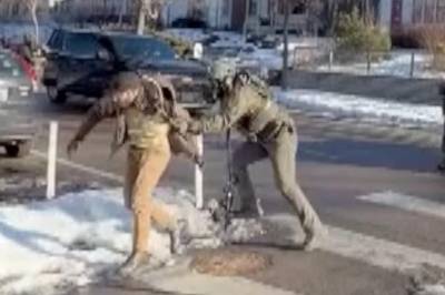 Nye videoer viser Alex Pretti i basketak med føderale agenter