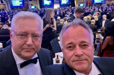 - Kastet oss ned på gulvet