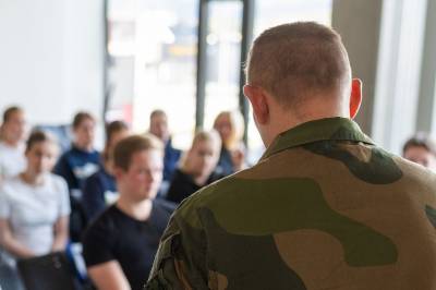 To øvelser overrasker unge på sesjon