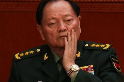 Kina sparker militære topper