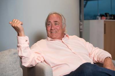 Deler ut millioner til barnebarna