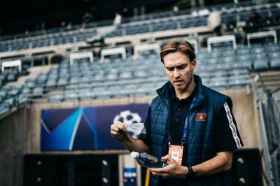 Flaske skapte kaos i debuten: – Jeg måtte springe ned