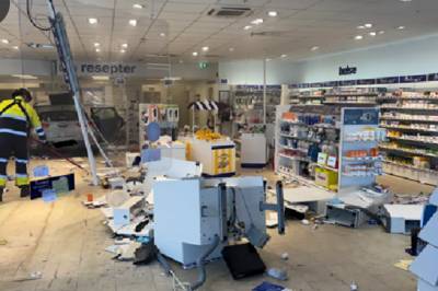 Politiet: Bil har kjørt gjennom apotek i Sarpsborg