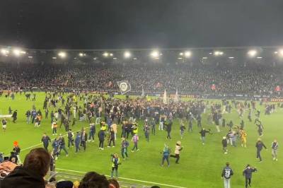 Vill jubel: Supporterne stormer banen