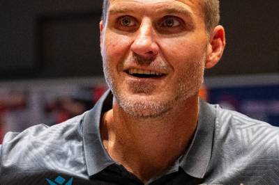 Myrhol gir seg som trener