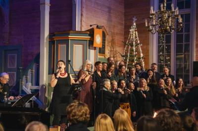 Nedstrand: Smilende fjes etter konsert i fullsatt kirke