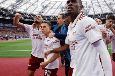 VAR-drama på overtid da Ødegaards Arsenal tok stort tittelsteg