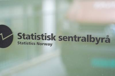 Skatteprosenten stiger med økende inntekt, men synker blant den øverste prosenten.