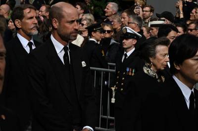 Prins William og prinsesse Anne følger prosesjonen