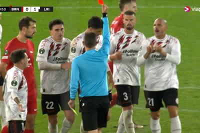 Kampens andre røde kort: - For et drama!
