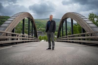 Stian Rustad kjøper halve Vågåmo – og flytter til Sveits