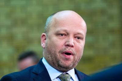Høyre-topp mener Vedum må gå av