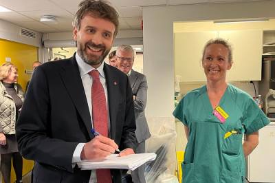 – Helseministeren gjemmer seg