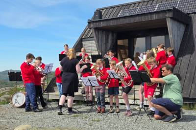 Blå himmel og smak av sommer da Førre hadde konsert på Alvanuten