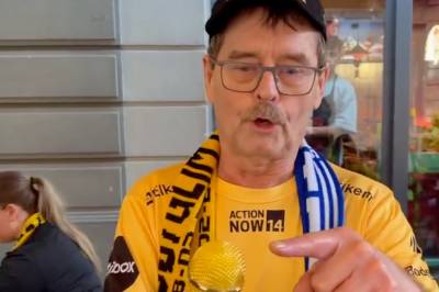 Kjell styrer allsangen i Milano