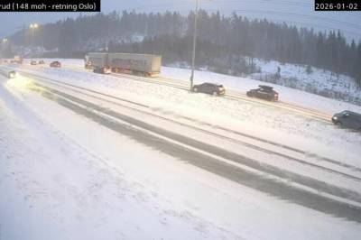 Glatte veier på Østlandet: – Beregn ekstra reisetid
