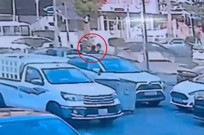 Skal vise kidnappingen: Føres inn av to menn