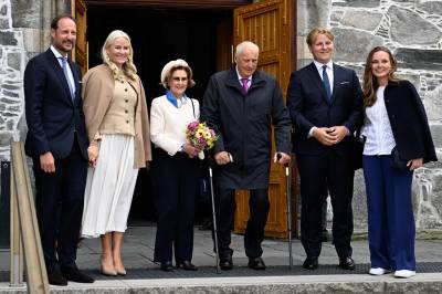 Kongefamiliens sommerferie: Fotball, Skaugum og kongeskipet Norge