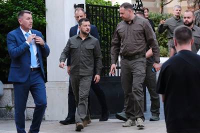 Zelenskijs øverste rådgiver trekker seg etter ransakinger i hjemmet hans