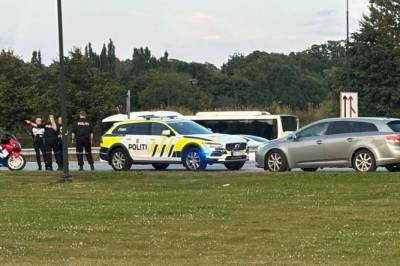 Snudde da veien var sperret. Her blir de tatt av politiet.