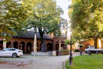 Var med i budrunde. Krever full stans i salget av praktanlegget