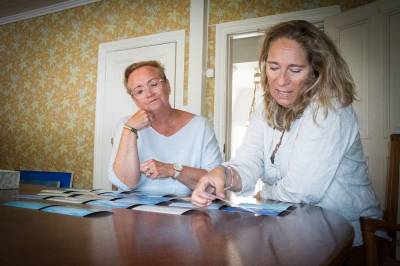 Hedrer venninnen med minneutstilling