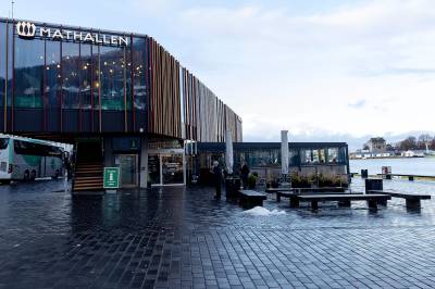 Dei var ulovlege då dei kom. No kan dei bli ståande i minst ti år til.