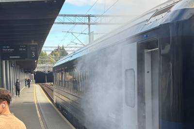 Røyk og flammer fra tog i Asker
