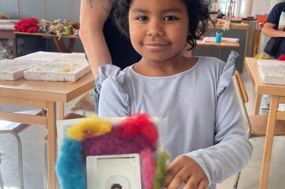 Dekorerer portretter av seg selv