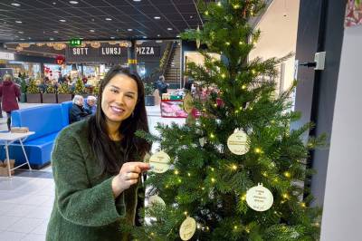 Håper på napp: Prøver ut juletre med jobbønske