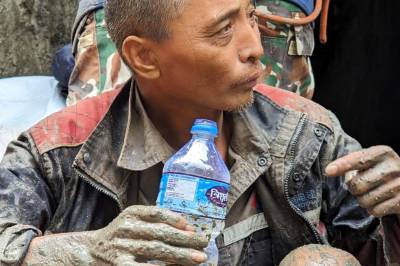To personer funnet i live ti dager etter styrtflommen i Nepal