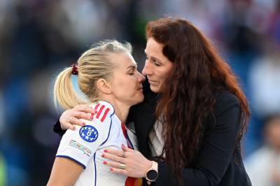 Hegerberg trøstet av fotballpresidenten etter finaletapet: – En tung dag