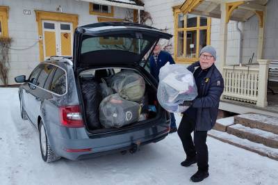 Sender sekkevis med vintervarme klær til Ukraina