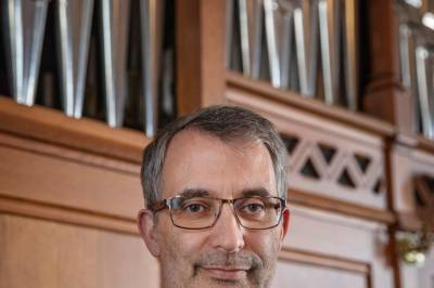 Dansk organist spiller konsert i Jevnaker kirke