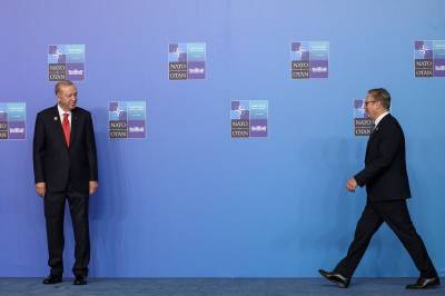 Erdogan ga Nato-ledere revolver i gave