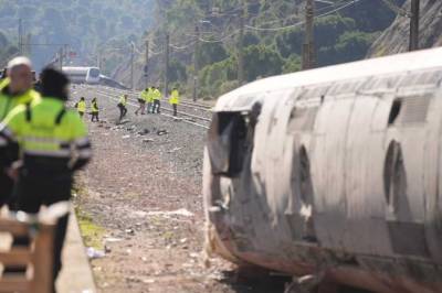Etterforskerne mener det er sannsynlig at et skinnebrudd gikk forut for den dødelige togulykken i Sør-Spania
