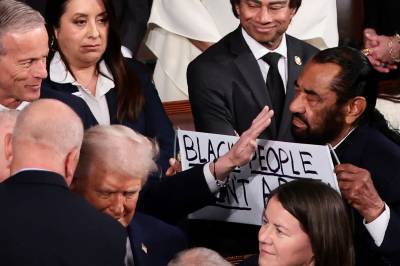 Kastet ut av Kongressen med «Svarte mennesker er ikke aper»-plakat