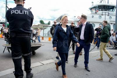 Norgesdemokratene med omstridte gjester møtt av demonstranter i Oslo