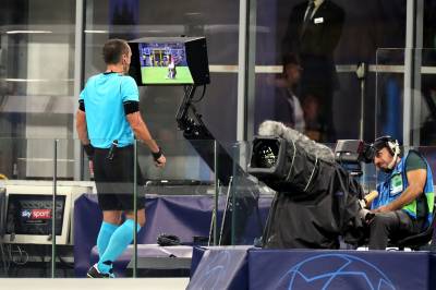 Maskert supporter saboterer VAR i 2. Bundesliga-kamp, og trekker ut støpselet før straffekontroll