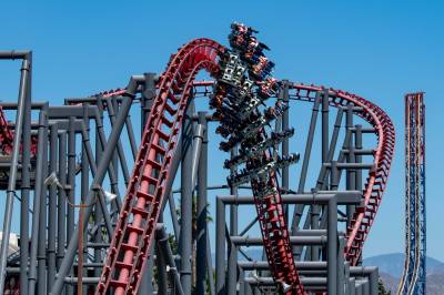 Berg-og-dal-banen «X2» i Six Flags Magic Mountain knyttes til et dusin alvorlige hjerneskader og to dødsfall