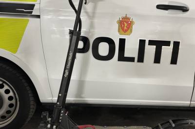 Politiet stoppet ungdom på ulovlige sparkesykler - kunne gå i 100 km/t