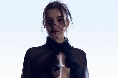 Ary fremstår som en mørkets fyrstinne på sin andre plate.