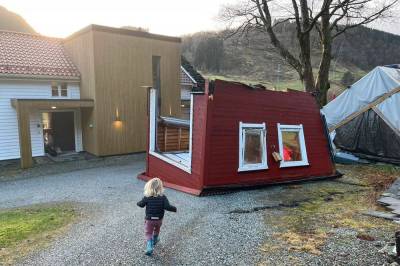 Familien kom heim til dette synet på tunet