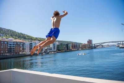 Over tjue grader flere steder i landet