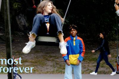 Se dokumentar: Almost Forever