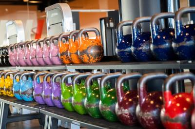 Nå prøver treningskjedene å friste nye kunder. Dette skiller dem på pris.